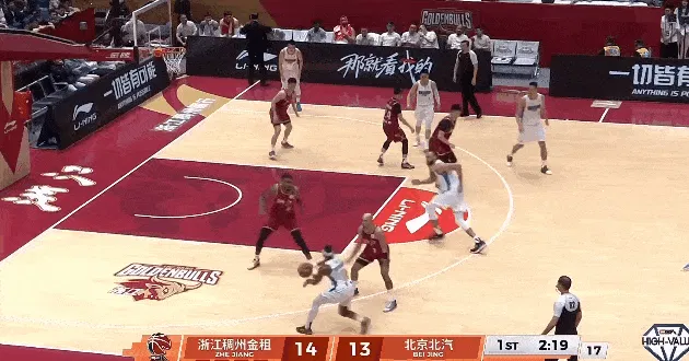 麦基顺下接球起飞举火烧天完成单手劈扣，上场4分钟得到7分